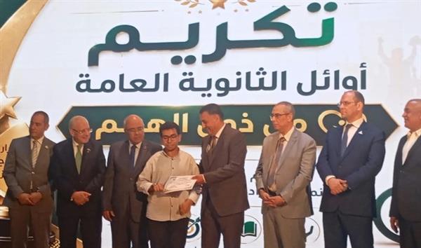 محافظ القليوبية يكرم أوائل الشهادات العامة والدبلومات الفنية وذوي الهمم.. صور