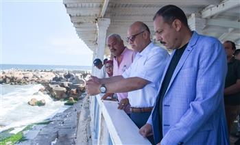   محافظ الإسكندرية يتابع إزالة إحدى المنشآت بطريق الكورنيش بسبورتنج