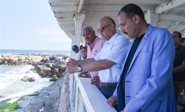 محافظ الإسكندرية يتابع إزالة إحدى المنشآت بطريق الكورنيش بسبورتنج