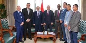 العمل والتأمين الصحي الشامل يبحثان توسيع الحماية للعمالة غير المنتظمة