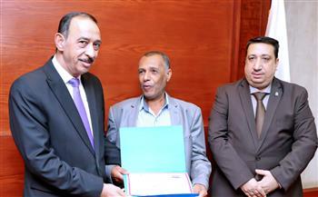 محافظ سوهاج يكرّم مواطنًا تبرع بجزء من أرضه لتوسعة طريق بقرية عرب بخواج