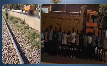   كشف ملابسات فيديو قفز 14 شخصًا من سيارة نقل بأسوان