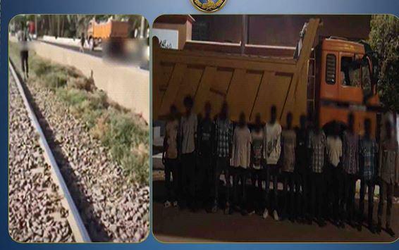 كشف ملابسات فيديو قفز 14 شخصًا من سيارة نقل بأسوان