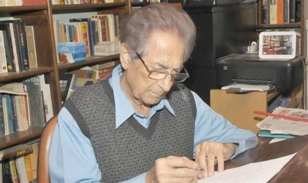 لماذا ظل أنيس منصور مختلفًا؟ 7 وجوه في حياة الكاتب الذي لم يكتفِ بكتابة الكتب