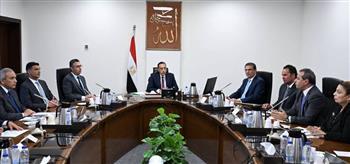رئيس الوزراء يستعرض مقترح تنفيذ مبادرة "القرية المنتجة"