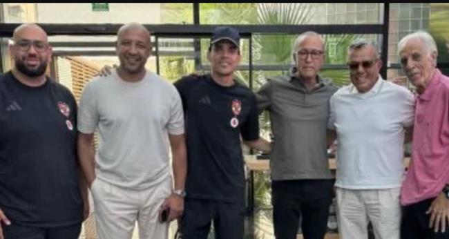 رئيس المغرب الفاسي يزور بعثة الأهلي قبل قمة برشلونة في كأس خوان جامبر
