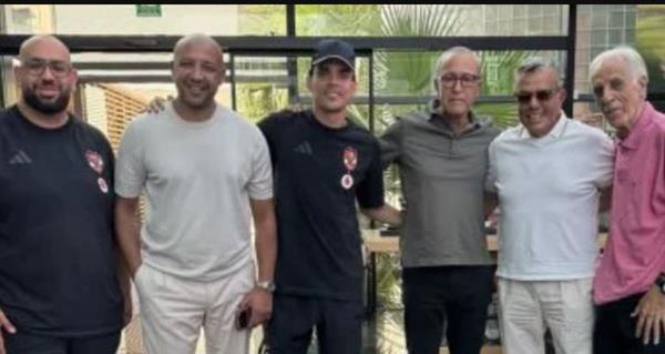 رئيس المغرب الفاسي يزور بعثة الأهلي قبل قمة برشلونة في كأس خوان جامبر