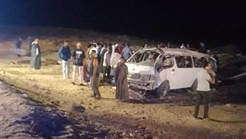 إصابة 14 شخصًا في انقلاب ميكروباص بطريق أسيوط الوادي الجديد