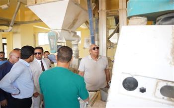 محافظ مطروح يتفقد أحد المطاحن ويتابع منظومة إنتاج الدقيق