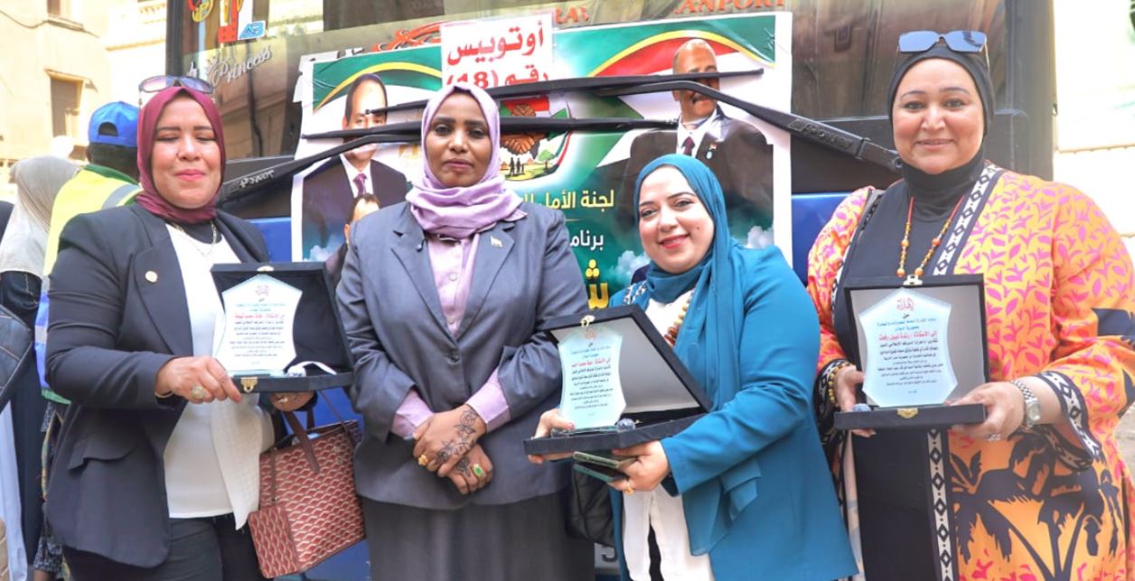 الرائد سارة سيف الدين تكرّم الوفد الإعلامي المصري لدعم العودة الطوعية للسودانيين