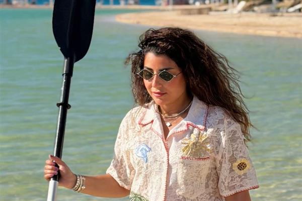 آيتن عامر تتألق في أحدث جلسة تصوير على البحر
