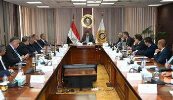   وزير الصناعة يبحث مع اتحاد الصناعات دعم الصناعات المغذية للسيارات وزيادة الصادرات
