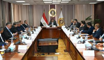 وزير الصناعة يبحث مع اتحاد الصناعات دعم الصناعات المغذية للسيارات وزيادة الصادرات