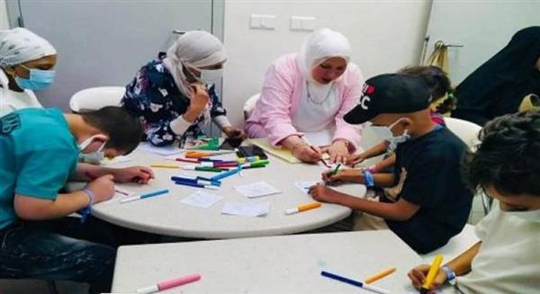 لقاءات تثقيفية وورش فنية لأطفال مستشفى 57357 ضمن جولات أتوبيس الفن الجميل