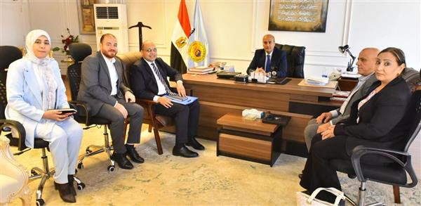 محافظ أسيوط يبحث مع «كوبتك أورفانز» دعم وتمكين الفتيات والشباب