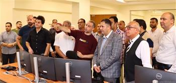 محافظ دمياط يتفقد مركز التحكم الآلي بشبكات توزيع الكهرباء ويتابع منظومة العمل به