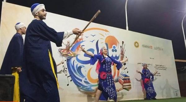 فرقة المنصورة للفنون الشعبية تتألق في "شاطئ الفن" بجمصة وسط حضور جماهيري كبير
