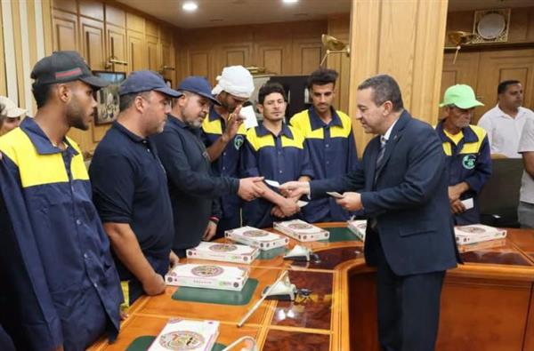 لفتة إنسانية.. محافظ المنوفية يكرّم عمال النظافة بحلوى المولد ومساعدات