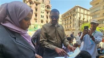 منتصر عثمان يستعرض للرائد سارة سيف الدين إجراءات العودة الطوعية ومراجعة الوثائق ميدانياً