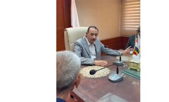   "مش هنام غير لما أريحكوا".. محافظ سوهاج يعوض الأسرة المتضررة من انهيار منزل 