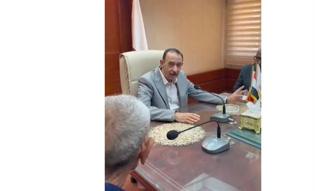 "مش هنام غير لما أريحكوا".. محافظ سوهاج يعوض الأسرة المتضررة من انهيار منزل 