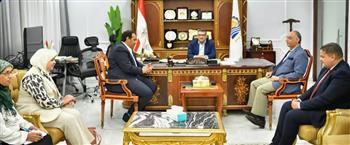   محافظ قنا يبحث إعادة استغلال أراضي الدولة غير المستغلة لإقامة مشروعات وتوفير فرص عمل