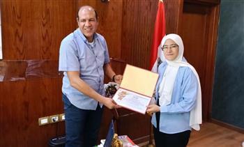 تخطت الـ 100% بالثانوية العامة.. رئيس جهاز العبور يكرم الطالبة سارة عادل 