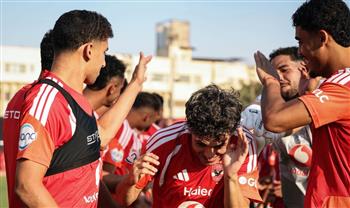 لاعبو الأهلي يستقبلون محمود صلاح وتوفيق محمد بحفاوة