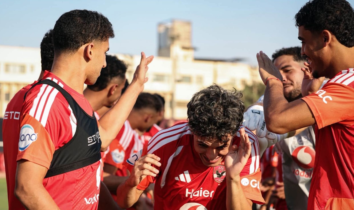 لاعبو الأهلي يستقبلون محمود صلاح وتوفيق محمد بحفاوة