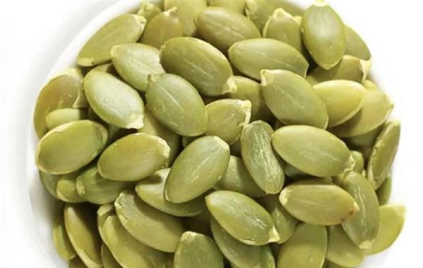 بذور القرع.. فوائد غذائية مهمة للبذر الأبيض وطريقة تناوله بأمان