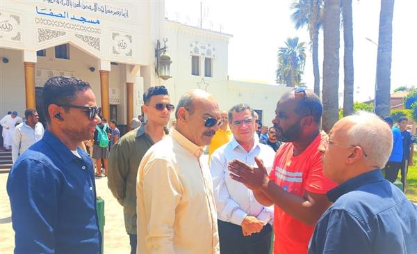 محافظ السويس يؤدى صلاة الجمعة ببور توفيق ويستمع لشكاوى الأهالي عقب الصلاة
