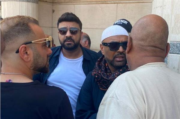 طارق عبد الحليم يساند حجازي متقال في جنازة والدته