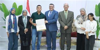   محافظ قنا يكرم أوائل الثانوية العامة 