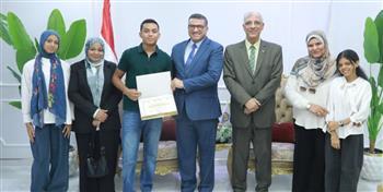 محافظ قنا يكرم أوائل الثانوية العامة