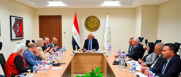 وزير التربية والتعليم يعقد اجتماعًا مع قيادات هيئة الأبنية التعليمية