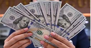   الدولار قرب أدنى مستوياته في عدة أشهر وسط مخاوف بشأن الديون الأمريكية