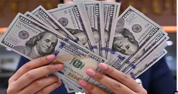 الدولار قرب أدنى مستوياته في عدة أشهر وسط مخاوف بشأن الديون الأمريكية