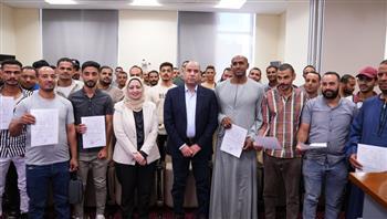 وزير العمل يسلم عقودًا جديدة لشباب اجتازوا اختبارات العمالة الزراعية الموسمية بالأردن