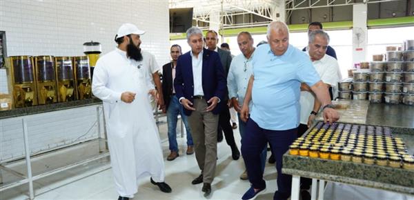 وزير السياحة ومحافظ مطروح يتفقدان منافذ منتجات الزيتون والتراث البدوي