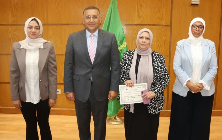 خلال المجلس التنفيذي.. محافظ القليوبية يكرم مدير إدارة شؤون المجالس لبلوغها سن المعاش