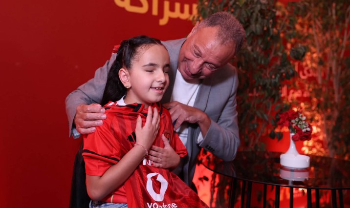 محمود الخطيب يستقبل طفلة من ذوي الهمم ويهديها قميص الأهلي.. صور