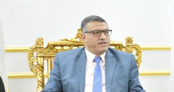 محافظ قنا يسلم 700 كوبون شراء للمواد الغذائية للأسر الأولى بالرعاية