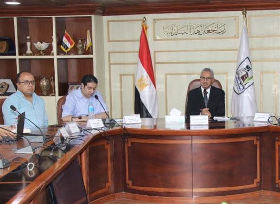 محافظ بني سويف يناقش مستجدات موقف مشروعات المُبادرة حياة كريمة بقرى مركزي ببا وناصر