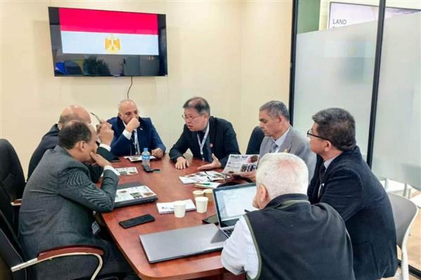 رئيس"بحوث الصحراء" يبحث تعزيز التعاون الدولي لمواجهة التصحر خلال "COP17"