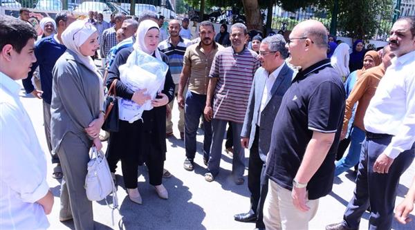 رئيس جامعة سوهاج يلتقي بعمال المدن الجامعية للوقوف على استعدادات استقبال الطلاب المغتربين