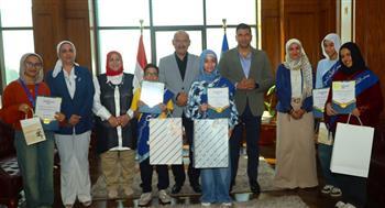 محافظ السويس يكرم الفائزين في مسابقة "الوطن فى المستقبل" للرسم بالتعاون مع "نينجبو" بالصيني
