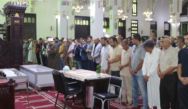 محافظ السويس يشارك فى تشييع جنازة "بطل أكتوبر"