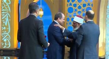   الرئيس السيسي يمنح وسام العلوم والفنون من الطبقة الأولى لعلماء بالأزهر والأوقاف 