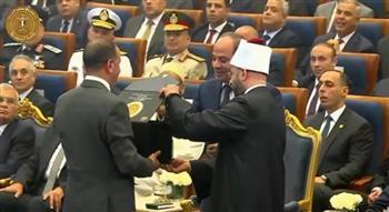 بمناسبة المولد النبوي.. وزير الأوقاف يُهدي الرئيس السيسي كتاب «الشمائل النبوية»