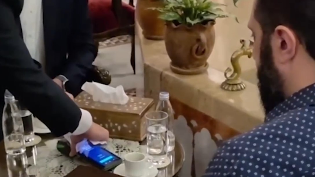أحمد الشرع يجري أول عملية دفع ببطاقة "فيزا" بالتزامن مع رفع العقوبات عن سوريا
